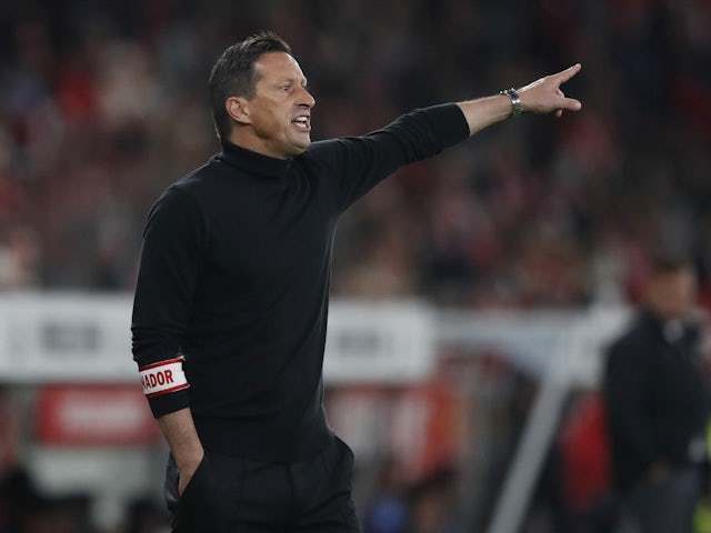 包含今晨荷甲传出新动向；本菲卡防线松动；管理层表态——媒体盛赞；更衣室氛围转暖的词条